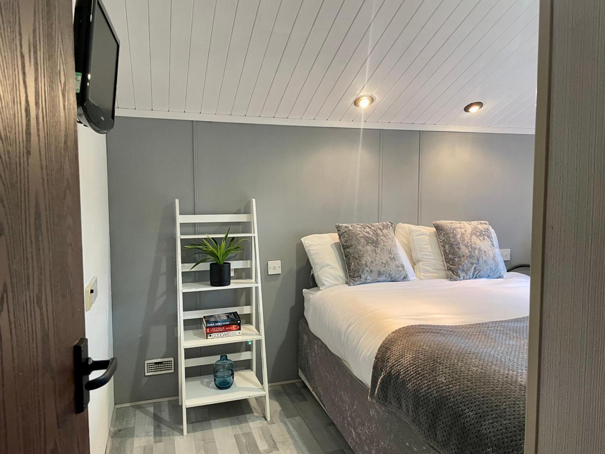 Cosy 3 Bed Lodge In Hoburne, Cotswolds South Cerney Exterior photo