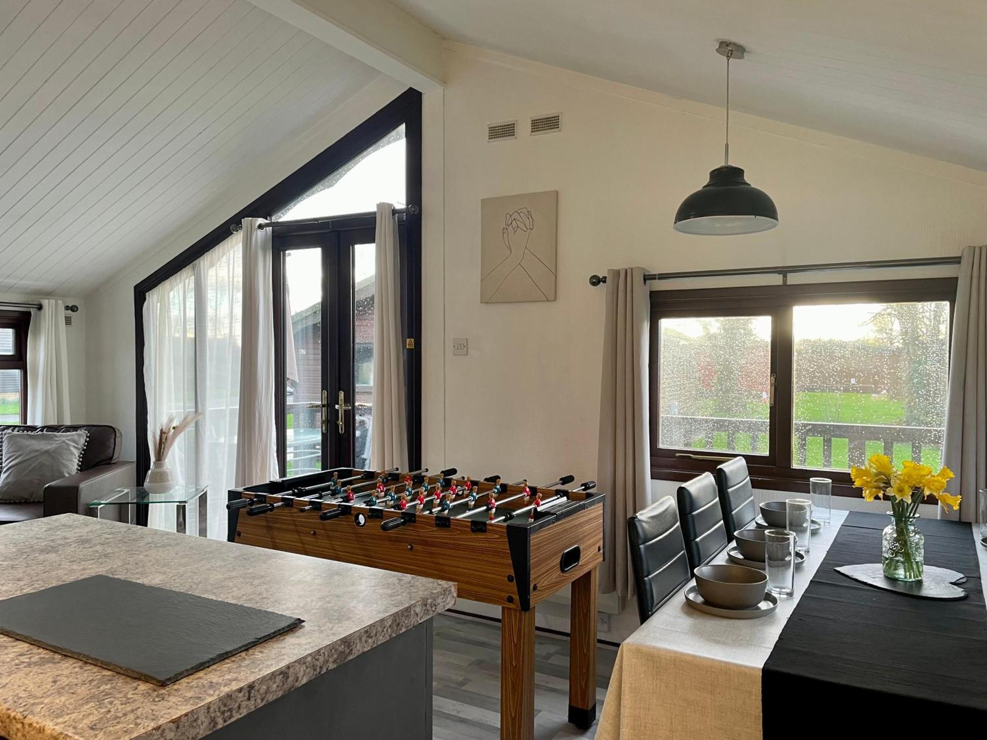 Cosy 3 Bed Lodge In Hoburne, Cotswolds South Cerney Exterior photo